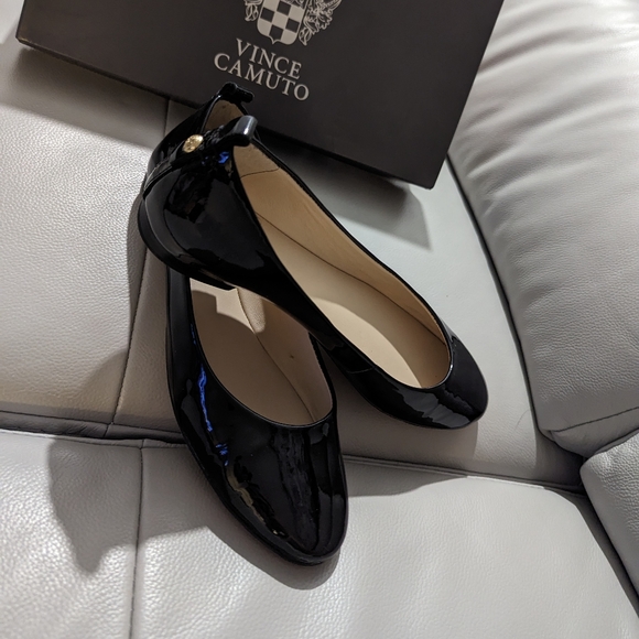 Vince Camuto Benningly Black Patent Leather Flats in Size 6.5 - Picture 4 of 4